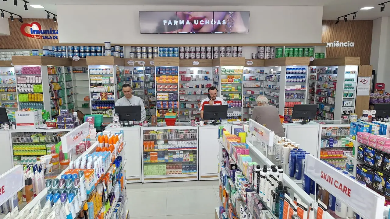 Interior de farmácia com gôndolas e balcões ModFix