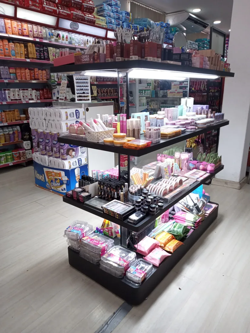 Ilha expositora preta de cosméticos instalada em perfumaria