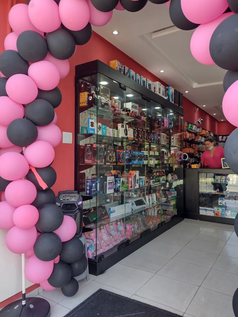 Vitrine de vidro com iluminação em LED em loja de acessórios no dia da inauguração